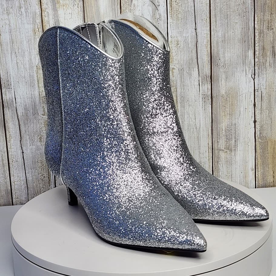NEW - On 34th Aatira Silver Tulip Booties - Size 8 M