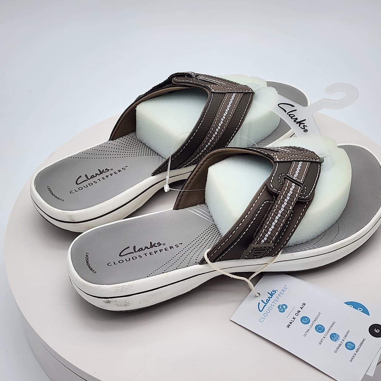 NEW - Clarks Cloudsteppers Women's Pewter Flip Flop Sandals Cushion Soft Size 6 - Thumbnail 2
