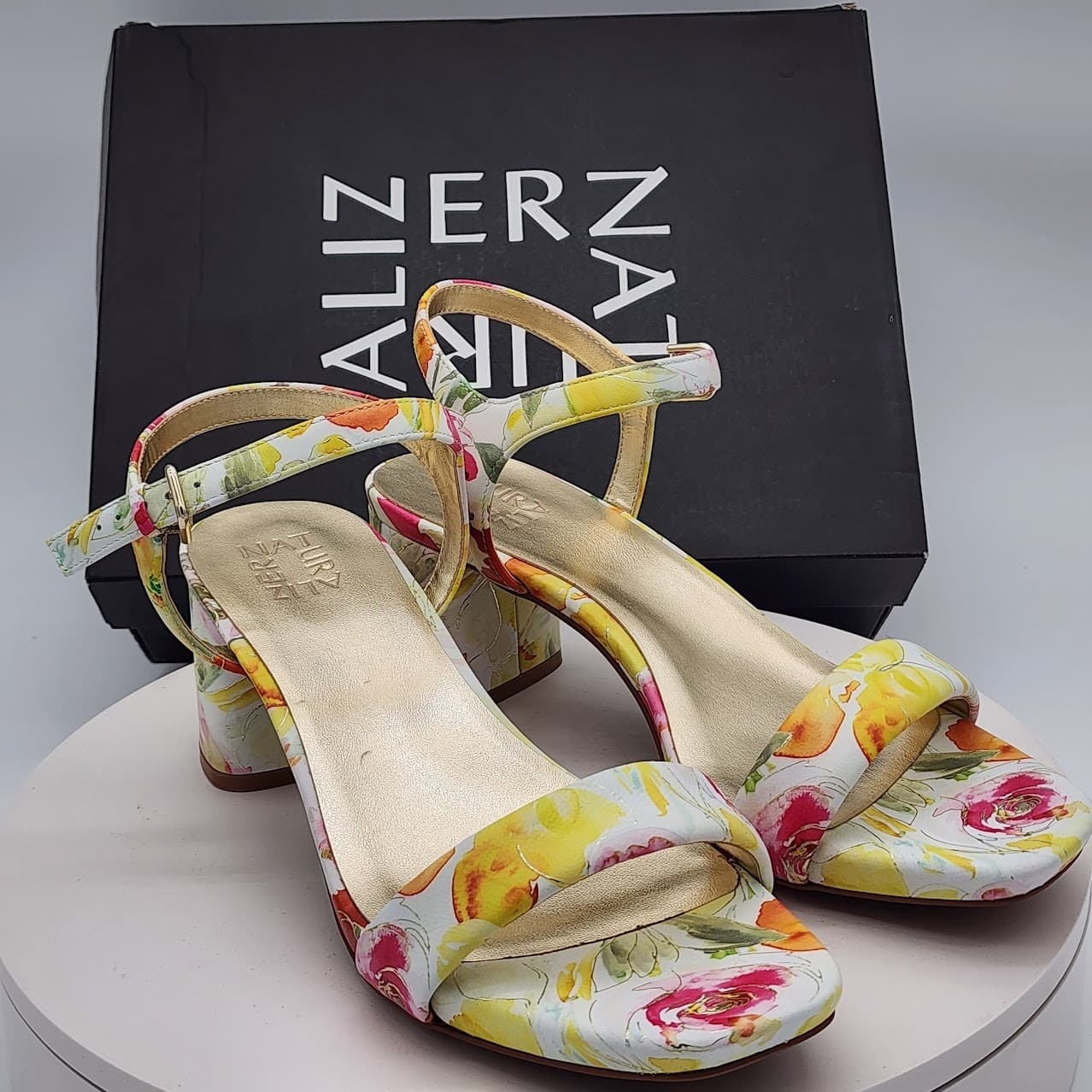 NEW - Naturalizer Izzy Floral Block Heel Sandals Yellow Floral Wide Size 10W