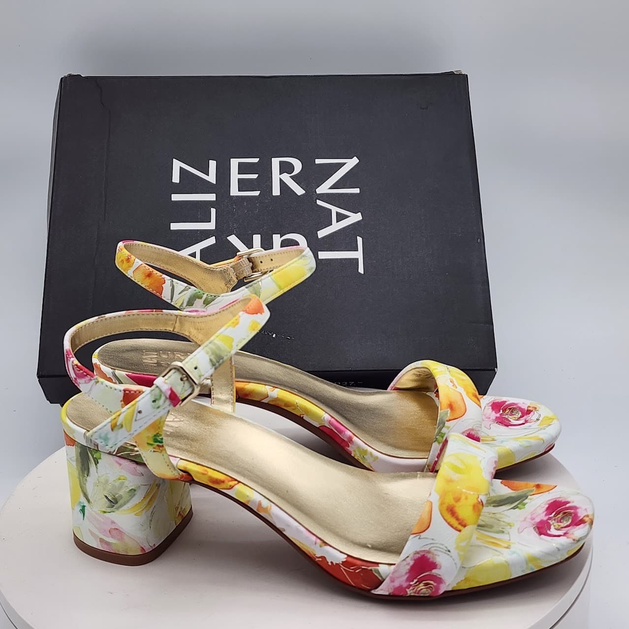 NEW - Naturalizer Izzy Floral Block Heel Sandals Yellow Floral Wide Size 10W - Thumbnail 3