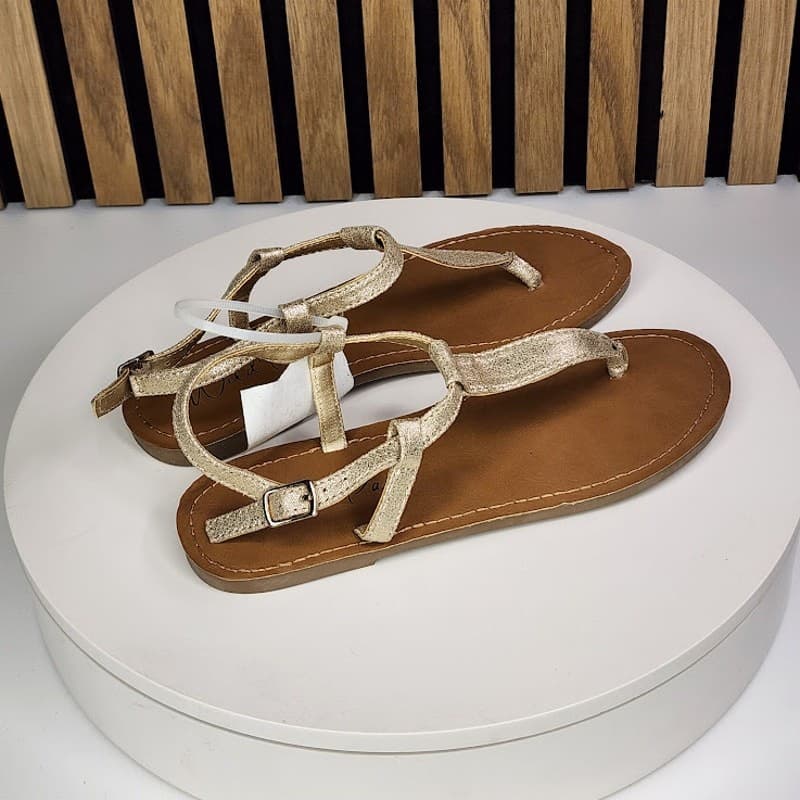 NEW - Wild Pair Krisleyy Women’s Gold T-Strap Flat Sandals Ankle Strap Size 5 - Thumbnail 2