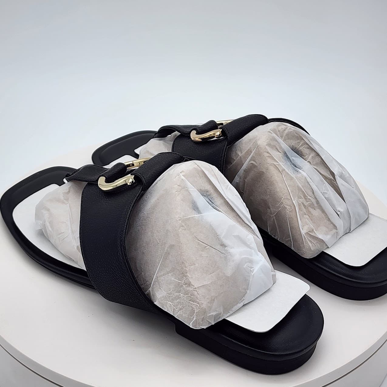 NEW - Giani Bernini YurnieEP Dark Saddle Black Thong Slide Sandals Women's 10M - Thumbnail 3