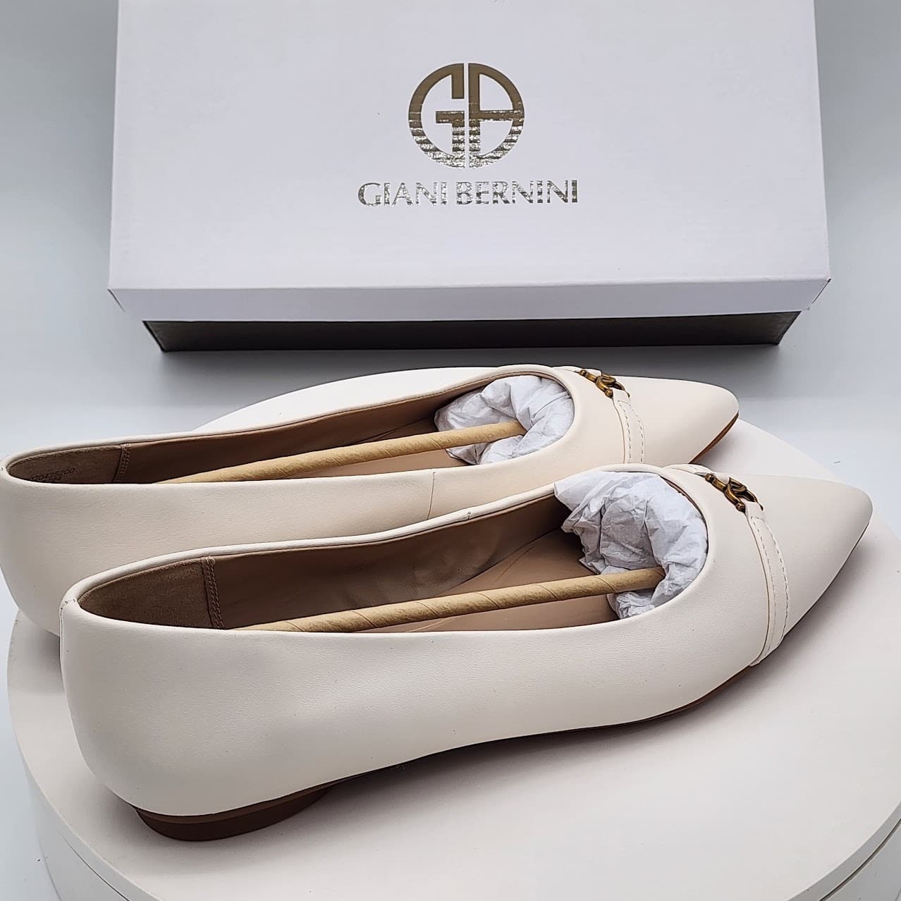 NEW - Giani Bernini Bentlley Women’s White Pointed Toe Flats Slip On Size 9 M - Thumbnail 2