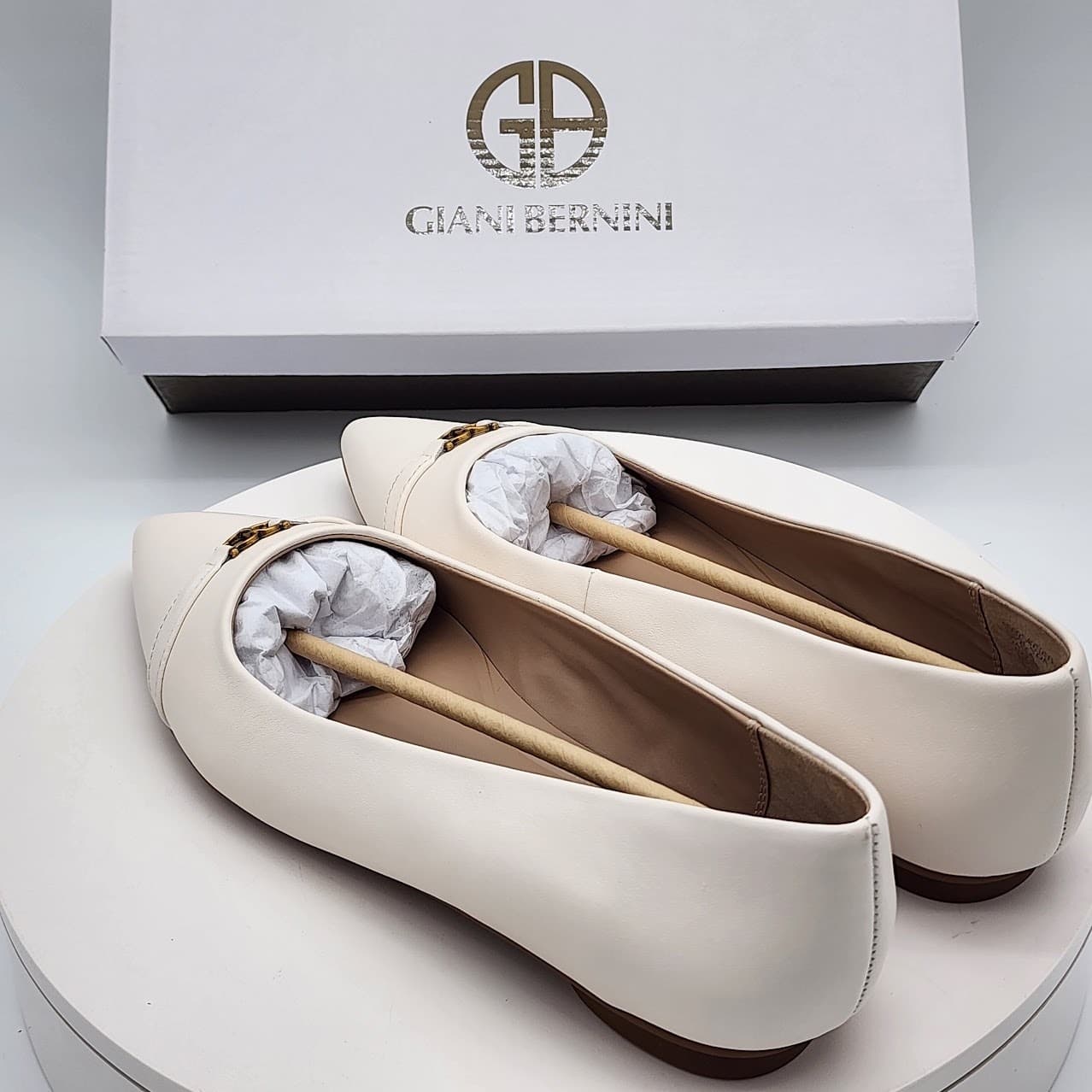 NEW - Giani Bernini Bentlley Women’s White Pointed Toe Flats Slip On Size 9 M - Thumbnail 3